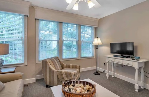 Lackey House | Lovely 2 BR townhome near historic Williamsburg All amenities! Great for family!