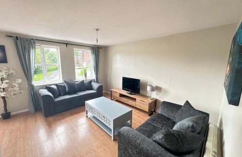 Manchester Apartment | Lovely 2 Dbl bed apartment near Heaton Park and North Manchester Hospital with parking