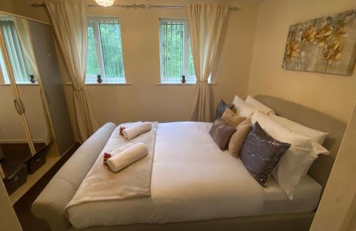 Manchester Apartment | Lovely 2 Dbl bed apartment near Heaton Park and North Manchester Hospital with parking