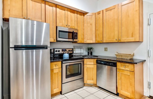 Center City Condo | Lovely/2BD/2BA Flat near Convention Center-Chinatown/Center City