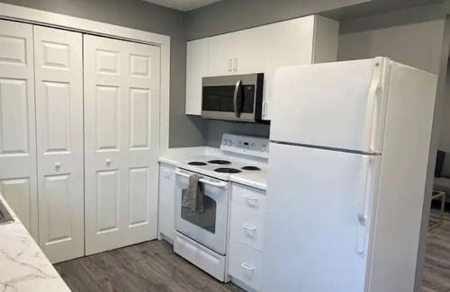 Lents House | Lovely 2BD newly furnished unit with fireplace.