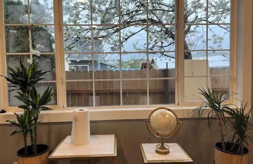Lents House | Lovely 2BD newly furnished unit with fireplace.