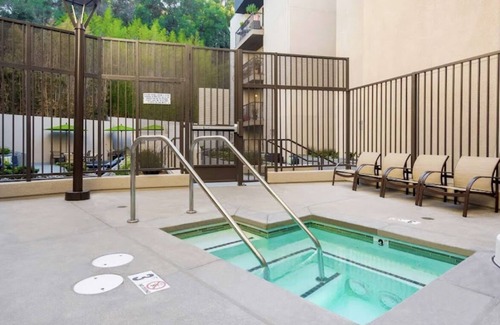 Atwater Village Apartment | Lovely 2bedroom 2bathroom with two jacuzzi’s + pool available!