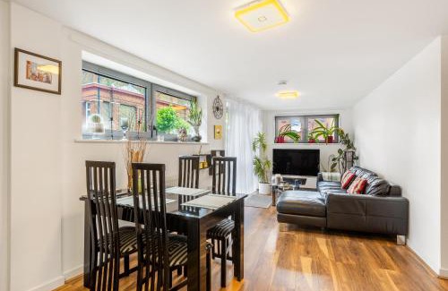 Shadwell Apartment | Lovely 2BR Flat with Balcony in Zone 2