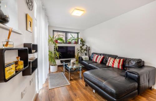 Shadwell Apartment | Lovely 2BR Flat with Balcony in Zone 2