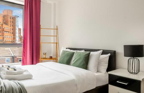 Shadwell Apartment | Lovely 2BR Flat with Balcony in Zone 2