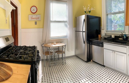 Albright Apartment | Lovely 3/1, Central Air, in the Heart of Elmwood Village!