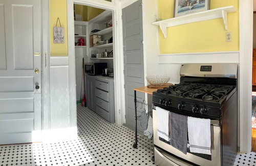 Albright Apartment | Lovely 3/1, Central Air, in the Heart of Elmwood Village!
