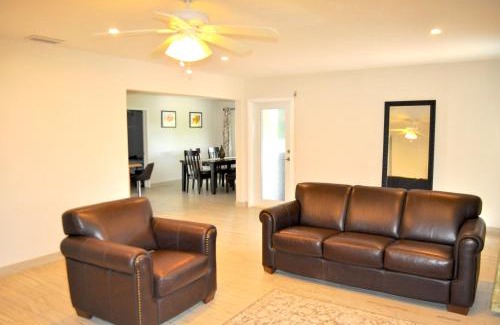 Coral Ridge Isles House | Lovely 3-bd, walk to bars, 9 min drive from beach! Heated pool.