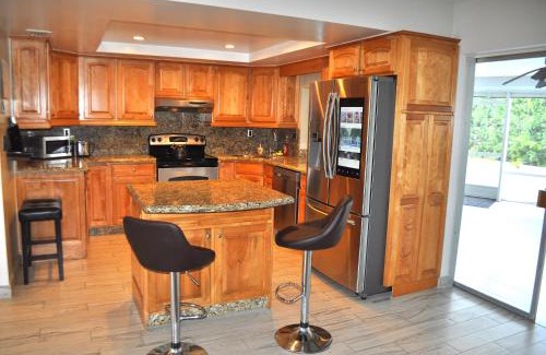 Coral Ridge Isles House | Lovely 3-bd, walk to bars, 9 min drive from beach! Heated pool.