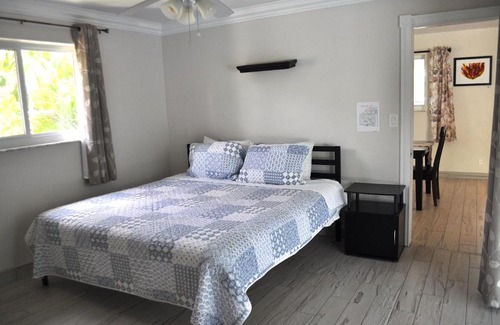Coral Ridge Isles House | Lovely 3-bd, walk to bars, 9 min drive from beach! Heated pool.