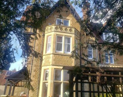 Reigate Apartment | Lovely 3 bed condo