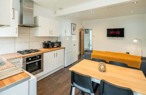 London Borough of Hounslow Apartment | Lovely 3 bed house in Feltham
