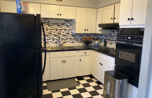 Evanston Apartment | Lovely 3 Bedroom Apartment with ample street parking