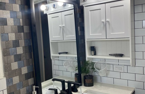 Evanston Apartment | Lovely 3 Bedroom Apartment with ample street parking