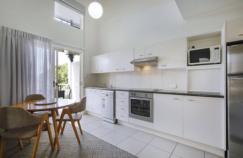 Kangaroo Point Apartment | Lovely 3 Bedroom, 2 Level Unit with Wi-fi & Pool