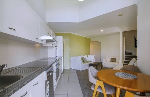 Kangaroo Point Apartment | Lovely 3 Bedroom, 2 Level Unit with Wi-fi & Pool