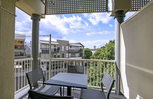 Kangaroo Point Apartment | Lovely 3 Bedroom, 2 Level Unit with Wi-fi & Pool