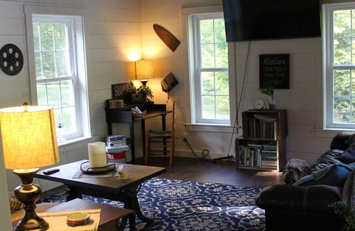 Abbot Cottage | Lovely 3-bedroom cottage on Piper Pond with AC in Abbot