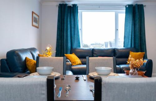 Bridge of Allan Apartment | Lovely 3-bedroom flat with free parking
