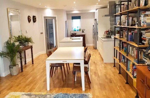 Highbury Apartment | Lovely 3 Bedroom Garden Duplex in Islington/Stoke Newington. Family friendly!