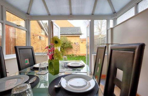 Peterborough House | Lovely 3 Bedroom Home with Garden in Peterborough