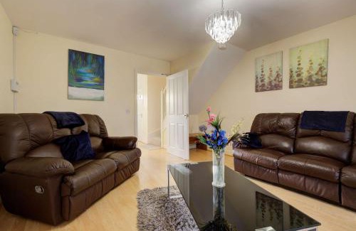Peterborough House | Lovely 3 Bedroom Home with Garden in Peterborough
