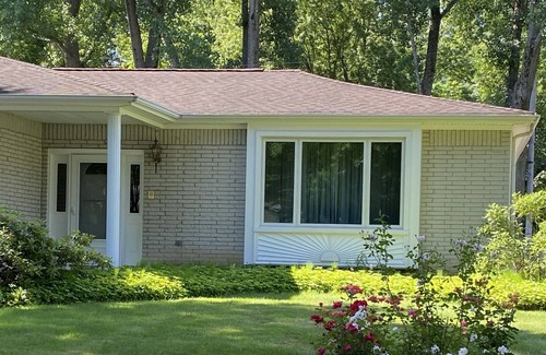 Amherst House | Lovely 3 bedroom home Amherst New York.-great location