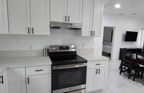 Riverside House | Lovely 3-bedroom house, 5 beds, Sleeps 10 with AC, FREE coffee & laundry