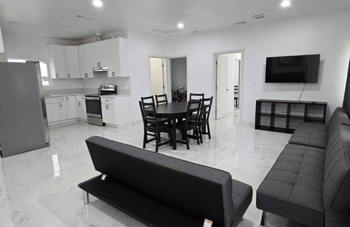 Riverside House | Lovely 3-bedroom house, 5 beds, Sleeps 10 with AC, FREE coffee & laundry