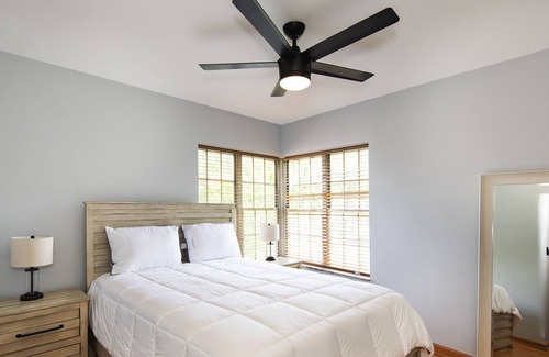 St. Louis Hills Apartment | Lovely 3 Bedroom Penthouse with Street Parking