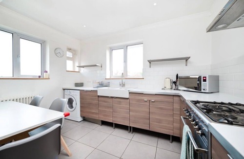 Thames Ditton House | Lovely 3BR Family Residence