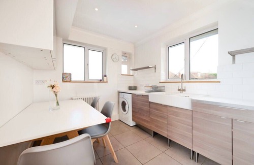 Thames Ditton House | Lovely 3BR Family Residence