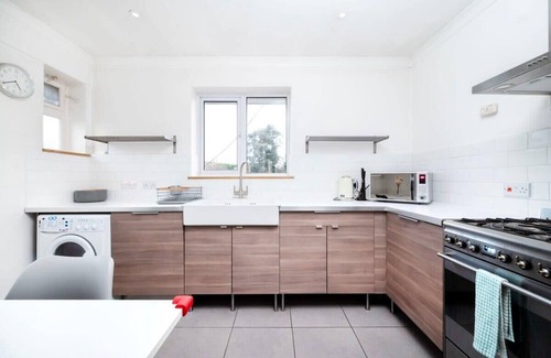 Thames Ditton House | Lovely 3BR Family Residence
