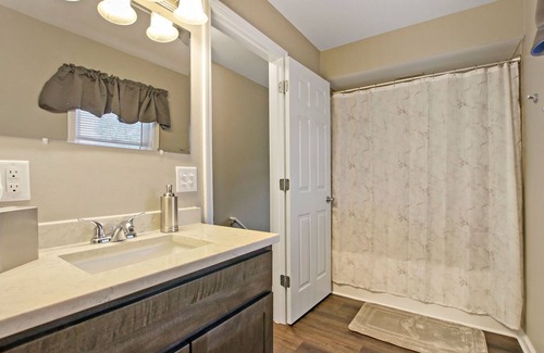 Channel Lake House | Lovely 3BR Home in Antioch l Lakeview l Dock