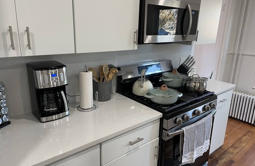 Ipswich House | Lovely 3Br with free parking/King bed and patio-5 min from beach