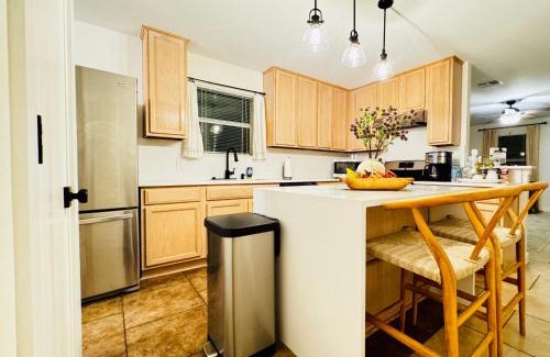Manor House | Lovely 3BR with King Bed,15 Min from Downtown Austin