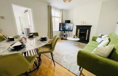 Luton House | Lovely 4-bed House in Luton