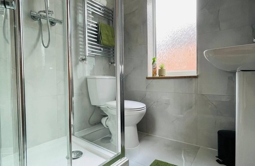 Luton House | Lovely 4-bed House in Luton