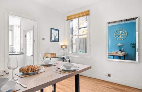 Canbury House | Lovely 4 Bedroom London Home with Free Parking, Garden, WiFi By Roost Accommodation