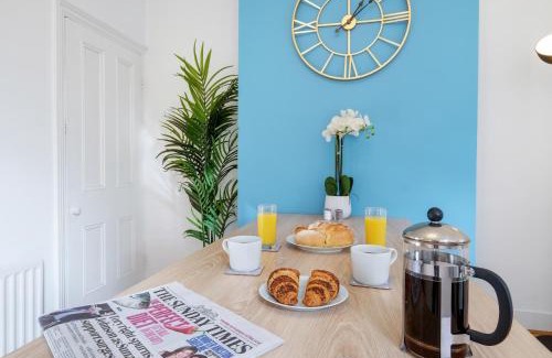 Canbury House | Lovely 4 Bedroom London Home with Free Parking, Garden, WiFi By Roost Accommodation