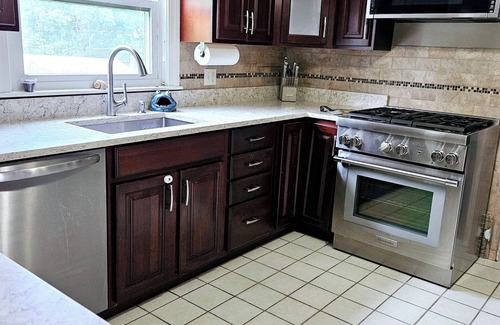 Warwick House | Lovely 4-bedroom colonial house with WiFi and A/C in Warwick