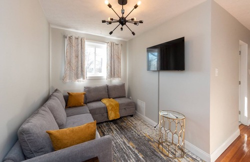 Malden House | Lovely 4-bedroom near Boston with WFH setup