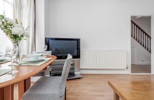 Havering House | Lovely 4 Bedrooms House Near Romford Station With Parking