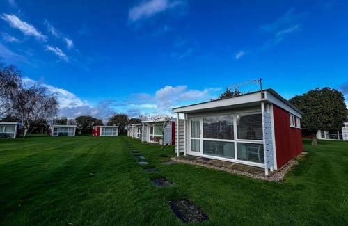 Heacham Ski Chalet | Lovely 4 berth chalet in the coastal village of Heacham, ref 92018CS