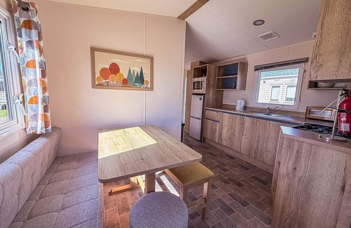 Pakefield House | Lovely 6 berth caravan close to the beach in Suffolk ref 68030BS