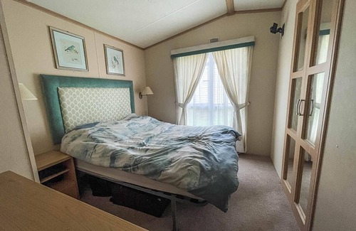 Pakefield House | Lovely 6 berth caravan with decking, WiFi and onsite beach access ref 68004CL