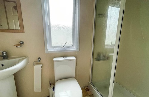 Pakefield House | Lovely 6 berth caravan with decking, WiFi and onsite beach access ref 68004CL