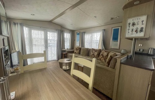 Pakefield House | Lovely 6 berth caravan with decking nearby Pakefield beach ref 68006CL