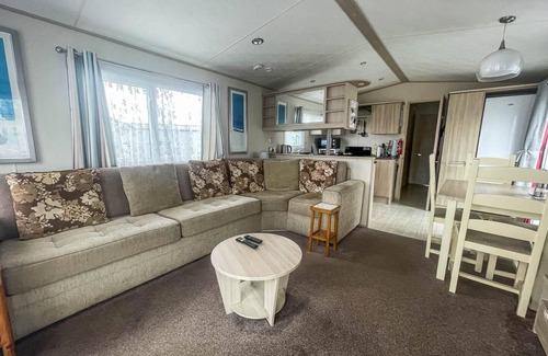 Pakefield House | Lovely 6 berth caravan with decking nearby Pakefield beach ref 68006CL